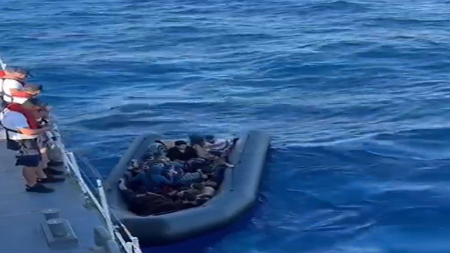 Bodrum'da lastik botla kaçmaya çalışan 13 düzensiz göçmen kurtarıldı, 25'i yakalandı - Resim: 0