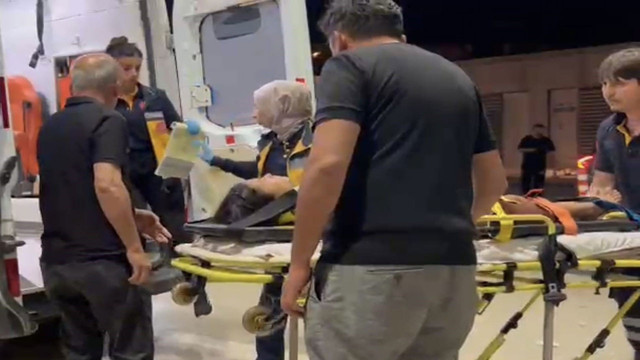 Bursa'da korkunç kaza! Tırla çarpışan otomobil kanala düştü - Resim: 0