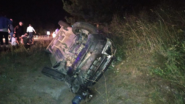 Bursa'da korkunç kaza! Tırla çarpışan otomobil kanala düştü - Resim: 1