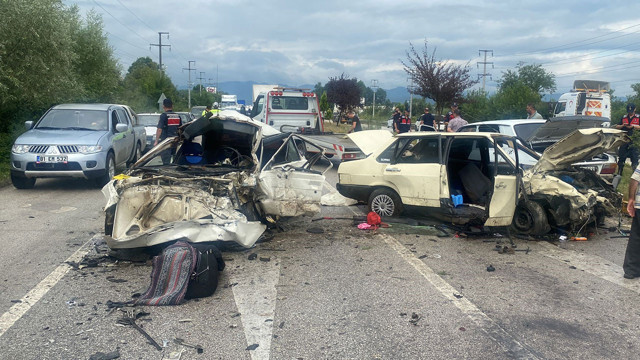 Refüjü aştı karşıdan gelen arabaya çarptı! 3 araç hurdaya döndü - Resim: 0