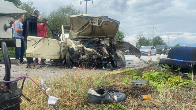 Refüjü aştı karşıdan gelen arabaya çarptı! 3 araç hurdaya döndü - Resim: 1