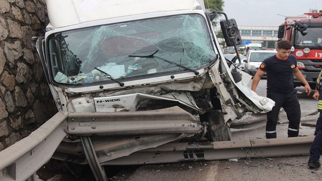 Kocaeli'de korkunç kaza! Kamyonet yoldan çıktı önce bariyerlere sonra duvara çarptı - Resim: 0