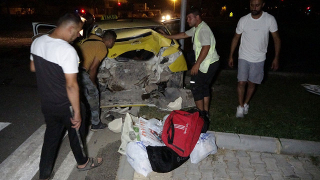 Tur minibüsü ve taksi çarpıştı turistler faciayı yaşadı! - Resim: 1