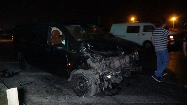 Tur minibüsü ve taksi çarpıştı turistler faciayı yaşadı! - Resim: 0