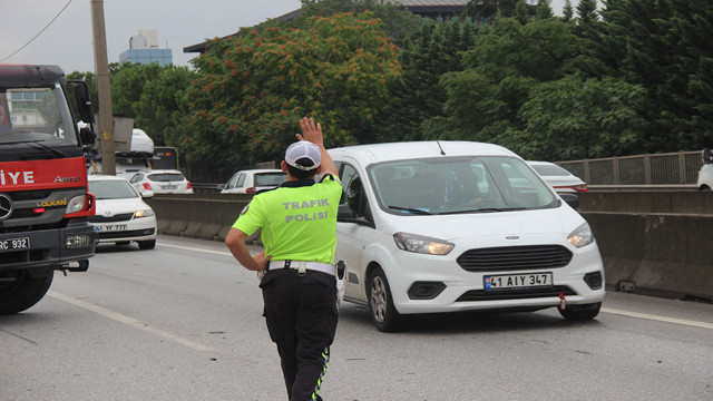 Kocaeli'de korkunç kaza! Kamyonet yoldan çıktı önce bariyerlere sonra duvara çarptı - Resim: 1