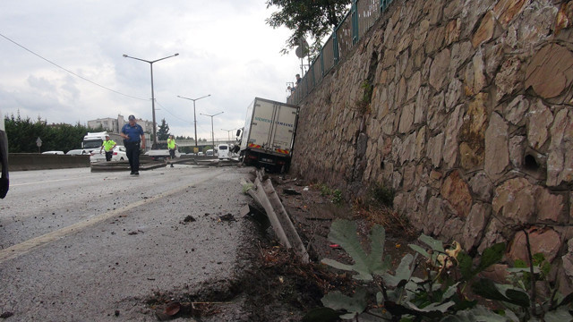 Kocaeli'de korkunç kaza! Kamyonet yoldan çıktı önce bariyerlere sonra duvara çarptı - Resim: 2