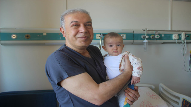 Boğazına çengelli iğne kaçan bebeği ambulans helikopter kurtardı! - Resim: 0