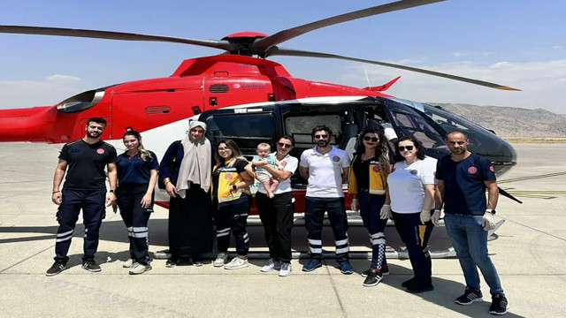 Boğazına çengelli iğne kaçan bebeği ambulans helikopter kurtardı! - Resim: 1