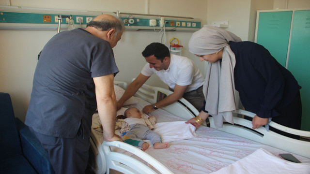 Boğazına çengelli iğne kaçan bebeği ambulans helikopter kurtardı! - Resim: 2