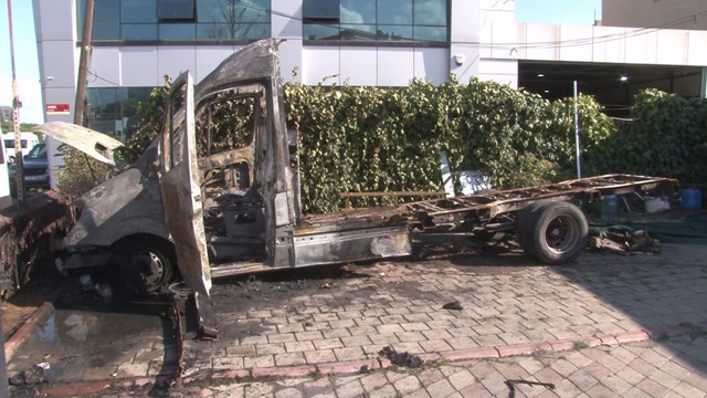 Ümraniye'de feci yangın! İş yerinin önünde duran iki minibüs alev alev yandı - Resim: 0