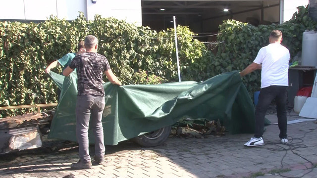 Ümraniye'de feci yangın! İş yerinin önünde duran iki minibüs alev alev yandı - Resim: 1