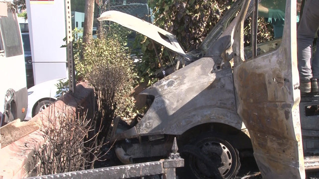 Ümraniye'de feci yangın! İş yerinin önünde duran iki minibüs alev alev yandı - Resim: 2