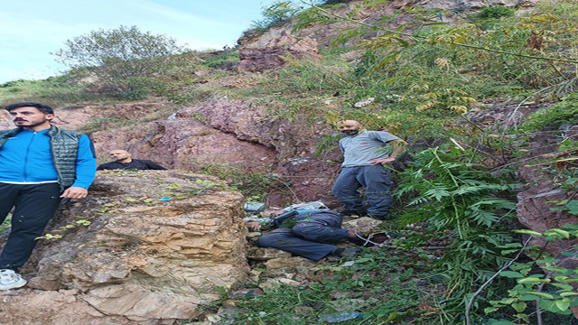Tarım aracı şarampolden yuvarlandı! Kayalara çarpan sürücü hayatını kaybetti - Resim: 1
