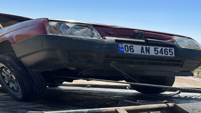 Afyonkarahisar'da korkunç kaza! Bariyerlere çarpıp taklalar attı: 3 yaralı - Resim: 0