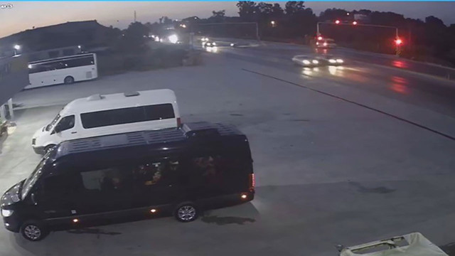 Trafiği faciaya sürükledi! Minibüsten kaçmak isterken ters şeride girdi - Resim: 2