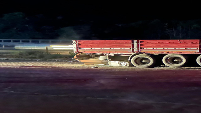 Hakimiyetini kaybedip tıra arkadan çarptı. 5 kişi yaralandı - Resim: 0