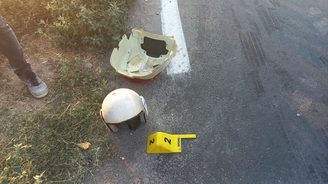 İzmir'de feci kaza! Ticari araç ve elektrikli motosiklet birbirine girdi, yola savruldu - Resim: 0