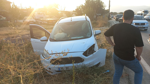 İzmir'de feci kaza! Ticari araç ve elektrikli motosiklet birbirine girdi, yola savruldu - Resim: 1