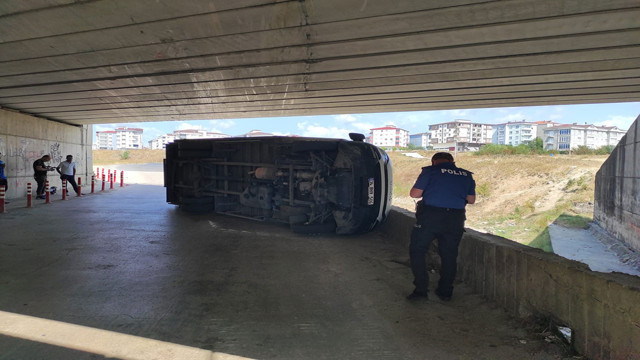Yüksekliği hesaplayamayan yüklü tır köprünün girişinde devrildi! - Resim: 0