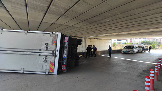 Yüksekliği hesaplayamayan yüklü tır köprünün girişinde devrildi! - Resim: 1