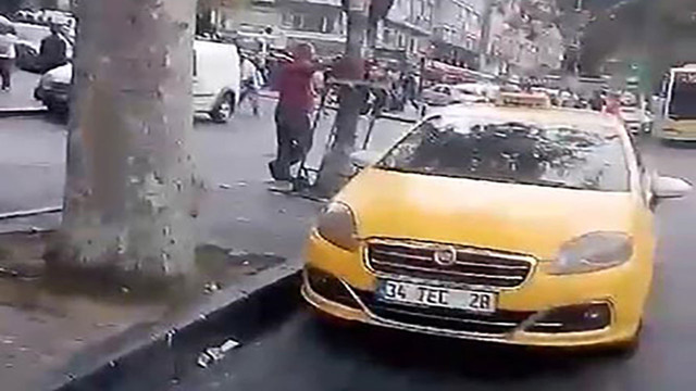 Taksicilere cezalar işlemiyor! Müşteri seçen taksici kaldırımda bekleyen müşterileri taksiye almayarak yabancı turist bekledi - Resim: 0
