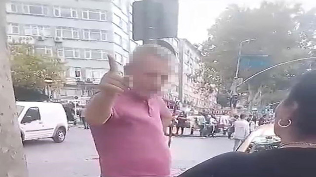 Taksicilere cezalar işlemiyor! Müşteri seçen taksici kaldırımda bekleyen müşterileri taksiye almayarak yabancı turist bekledi - Resim: 1