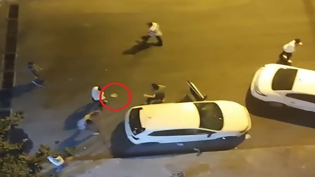 Husumetli iki grubun taşlı, sopalı, tabureli kavgası dehşet saçtı! O anlar kameralara yansıdı - Resim: 0