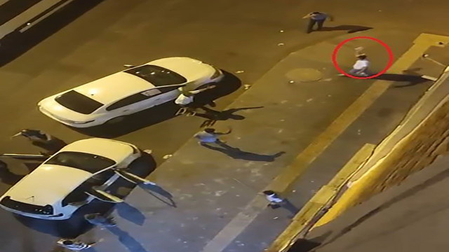 Husumetli iki grubun taşlı, sopalı, tabureli kavgası dehşet saçtı! O anlar kameralara yansıdı - Resim: 1