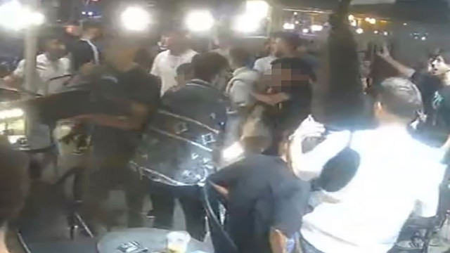 Fatih'te husumetli magandalar kafe bastı! Birbirlerine sandalye ve kurusıkı silahla saldırdılar - Resim: 0