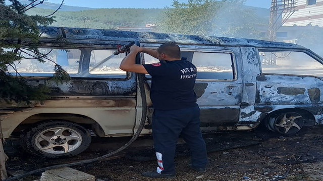 Hatay'da park halindeki minibüs cayır cayır yandı! - Resim: 0