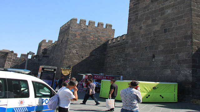 Eline bıçak aldı, tarihi yerde dehşet saçtı! O anlar saniye saniye kameralara yansıdı - Resim: 0