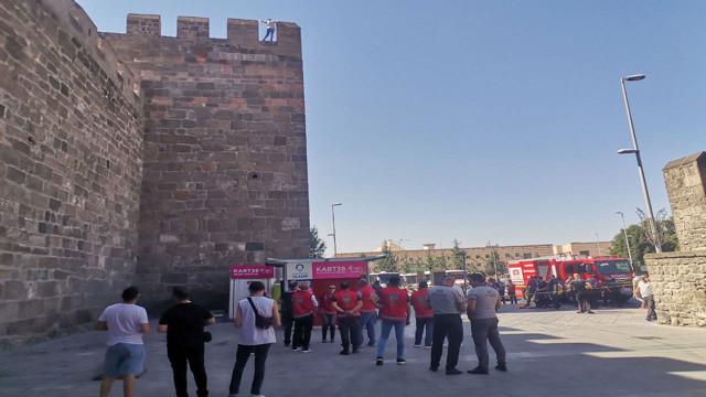 Eline bıçak aldı, tarihi yerde dehşet saçtı! O anlar saniye saniye kameralara yansıdı - Resim: 1