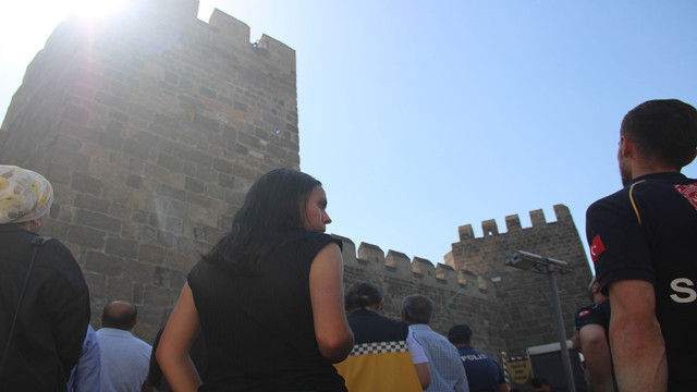 Eline bıçak aldı, tarihi yerde dehşet saçtı! O anlar saniye saniye kameralara yansıdı - Resim: 2