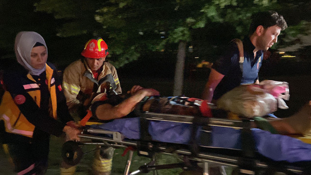 Başakşehir'de virajı alamayan toprak yüklü kamyon bariyerlere çarpıp yan yattı! - Resim: 2