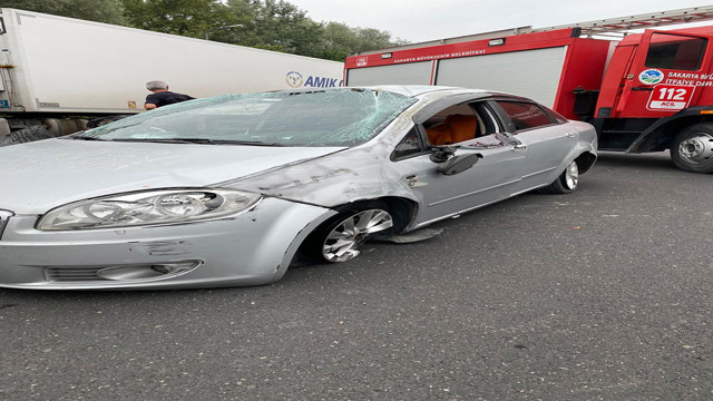 Sakarya'da kontrolden çıkan araç önce bariyerlere sonra tıra çarptı: 2 yaralı - Resim: 0