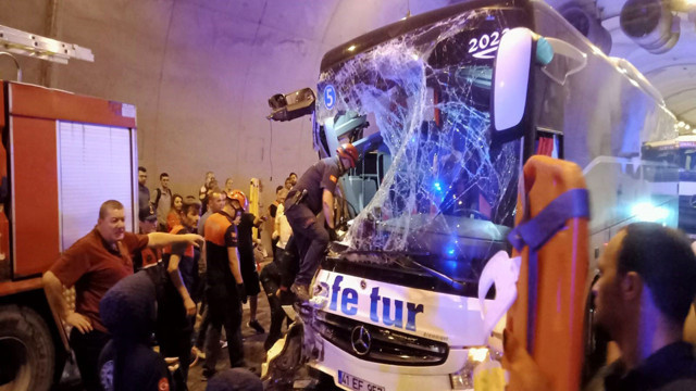 Zonguldak'ta feci kaza! Otobüs ve kamyon çarpıştı, 1'i ağır 4 kişi yaralandı - Resim: 0