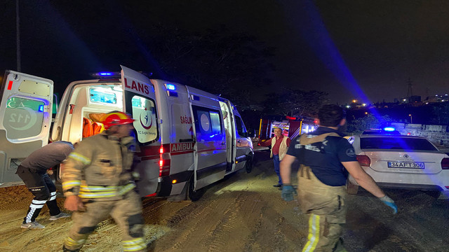 Başakşehir'de virajı alamayan toprak yüklü kamyon bariyerlere çarpıp yan yattı! - Resim: 1