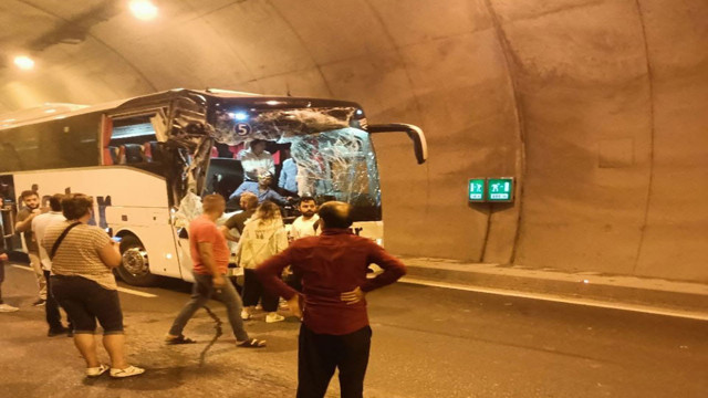 Zonguldak'ta feci kaza! Otobüs ve kamyon çarpıştı, 1'i ağır 4 kişi yaralandı - Resim: 1