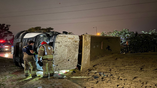 Başakşehir'de virajı alamayan toprak yüklü kamyon bariyerlere çarpıp yan yattı! - Resim: 0