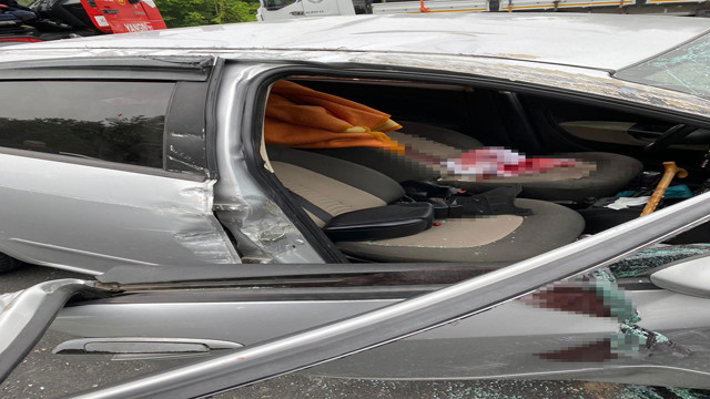 Sakarya'da kontrolden çıkan araç önce bariyerlere sonra tıra çarptı: 2 yaralı - Resim: 2