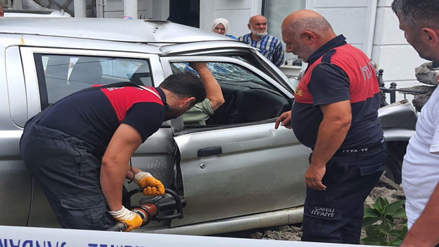 Rize'de feci kaza! Kamyonet bahçe duvarına çarptı: 2 kişi yaralandı - Resim: 1