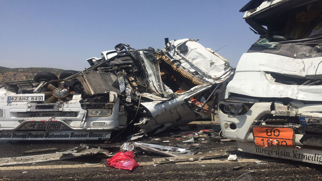 Bilecik'te korkunç kaza! Saman yüklü tır ve kimyasal madde yüklü tanker kafa kafaya çarpıştı: 2 yaralı - Resim: 2