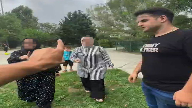 'Köpeğe top attın' kavgasında hakaretler havada uçuştu! "Türbanından utan" diyerek kadını aşağıladı - Resim: 0