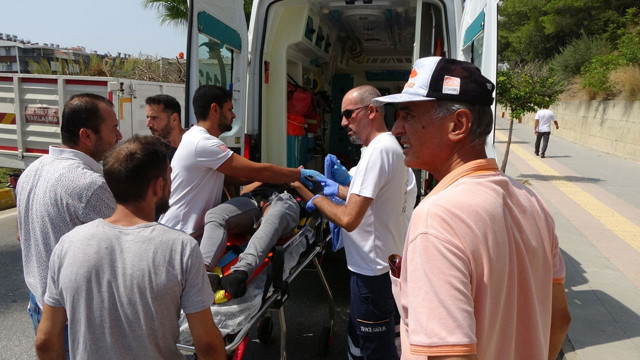Antalya'da motosikletli sürücü park halindeki kamyona çarptı, yaralandı! - Resim: 1