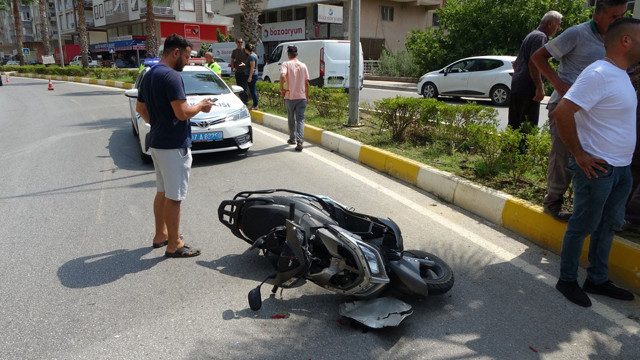 Antalya'da motosikletli sürücü park halindeki kamyona çarptı, yaralandı! - Resim: 0