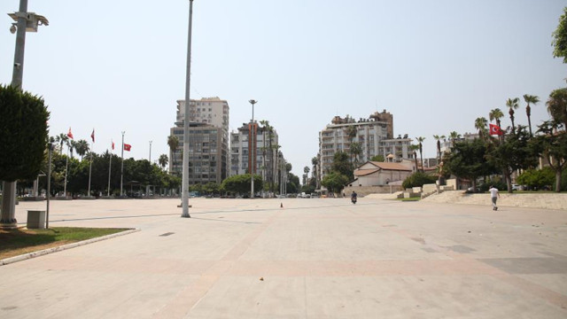 Mersin'de hissedilen sıcaklık 45 dereceyi gördü, kent merkezi boşaldı - Resim: 1