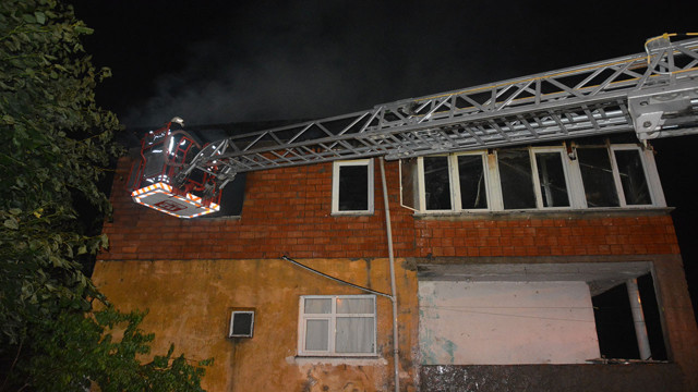 Eşiye tartıştı herkesin canını tehlikeye attı! Alkollü adam kendini odaya kitleyip evi ateşe verdi - Resim: 0