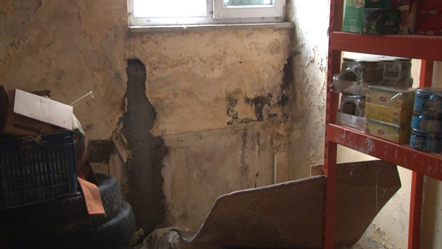 Bu suyun kaynağı herkesi ürküttü! Arnavutköy'de duvardan 2 aydır su akıyor - Resim: 1