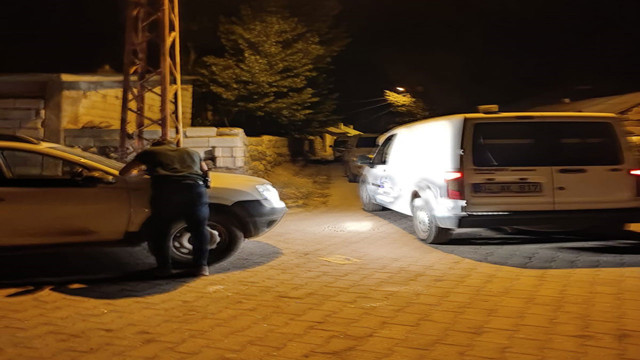 Ağrı'da ehliyetsiz sürücü polis arabasına çarptı! İkazlara uymayınca yaralandı - Resim: 1