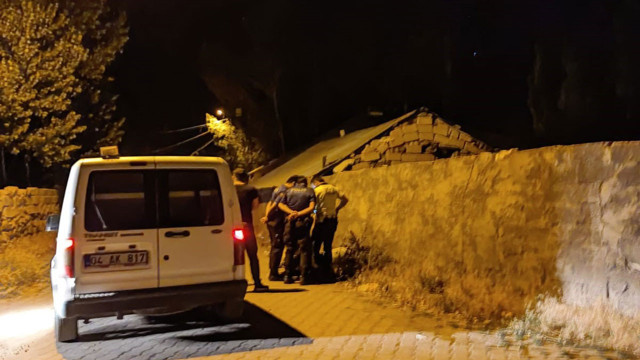 Ağrı'da ehliyetsiz sürücü polis arabasına çarptı! İkazlara uymayınca yaralandı - Resim: 0